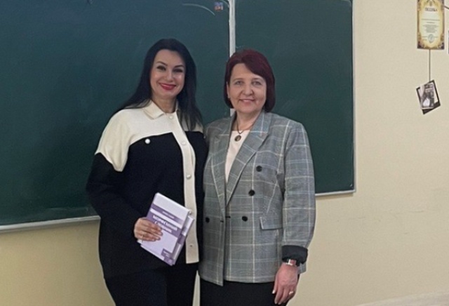  Доцент Бабій І. М. та випускниця факультету філологі і журналістики, вчителька 10-11 кл. Гуцул З. Б.